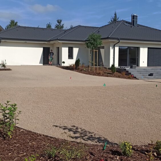 Mlatová plocha a výsadba u novostavby bungalovu