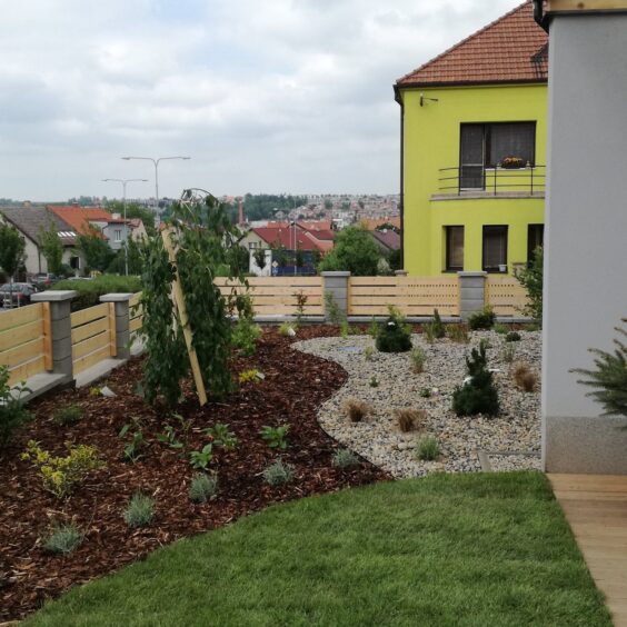 Nová výsadba a mulčované záhony u rodinného domu